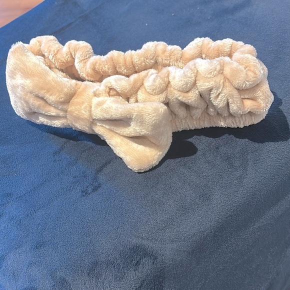 Giovanni Nude pink Elastic  velvet headband with bow - Picture 3 of 9